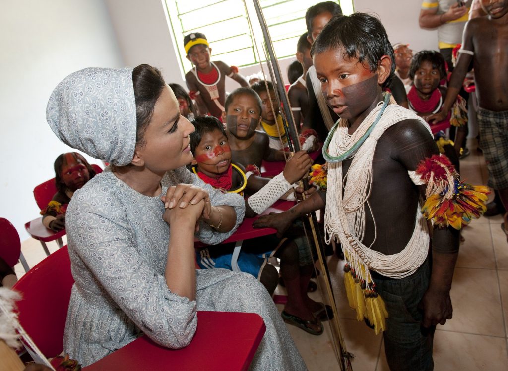 Sheikha Moza with indigenous children in a Brazilian classroom, Education Above All Foundation